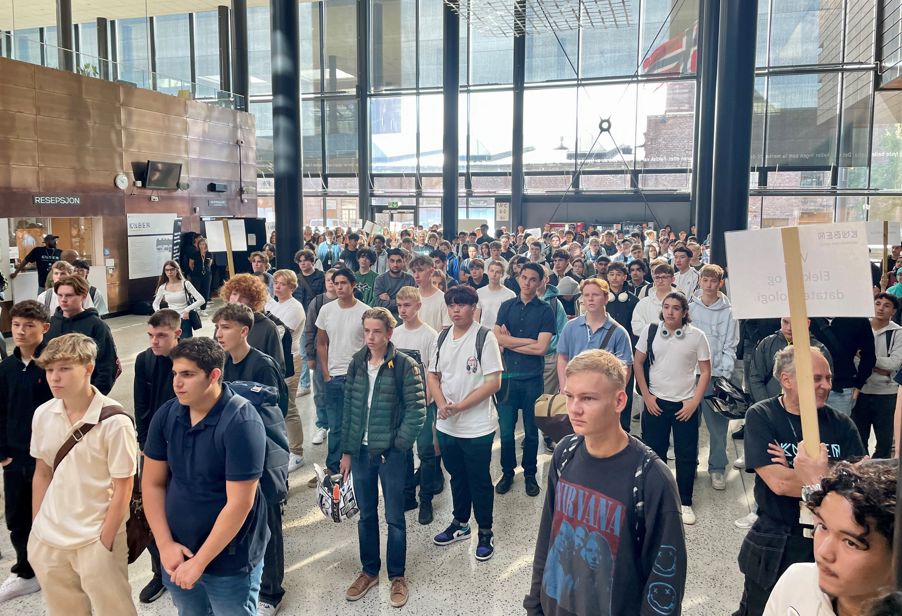 Foto: Vg1 yrkesfagelevene ønskes velkommen av rektor Vg1 yrkesfagelevene ønskes velkommen av rektor