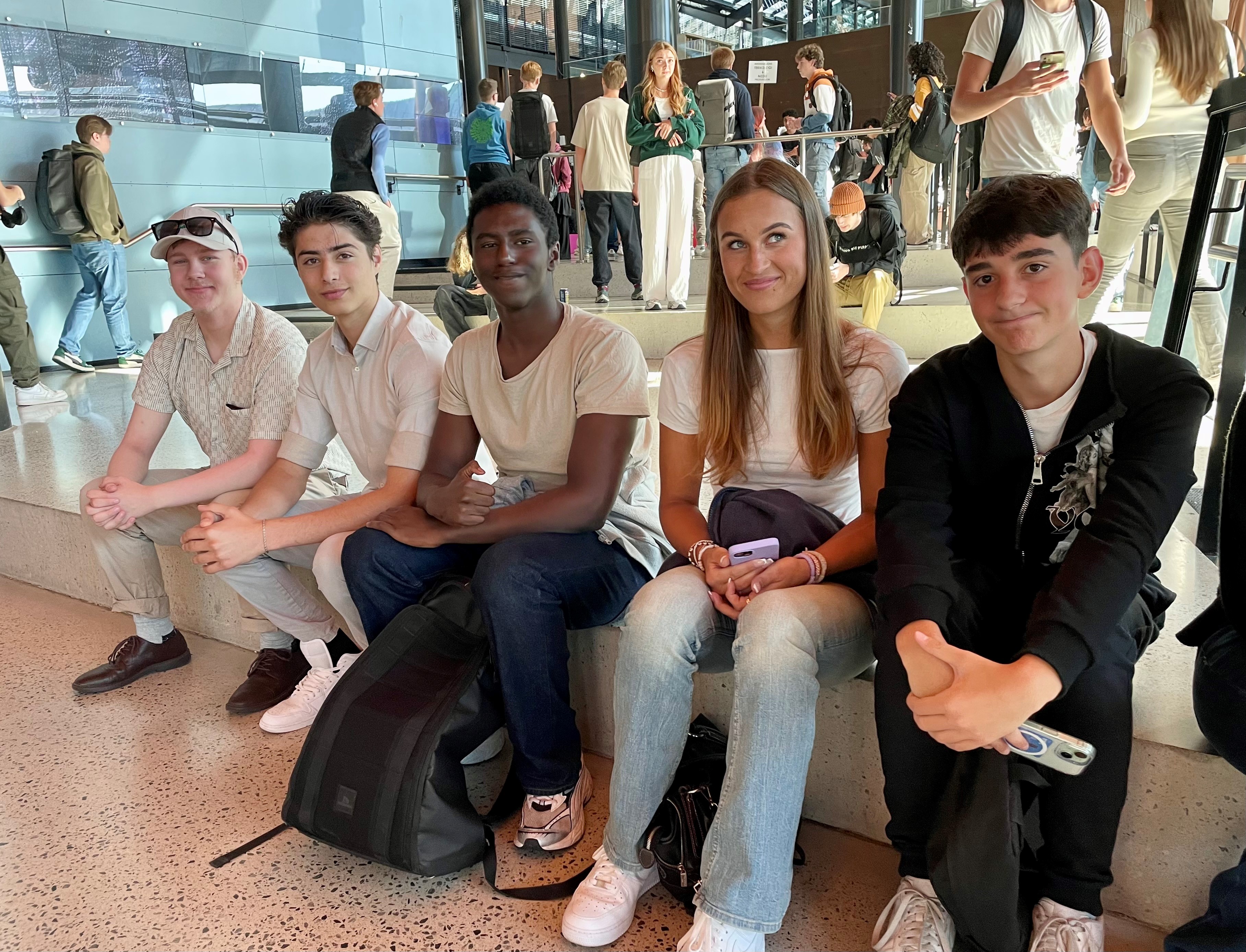 Venner og bekjente som skal starte på mange forskjellige utdanningsprogram