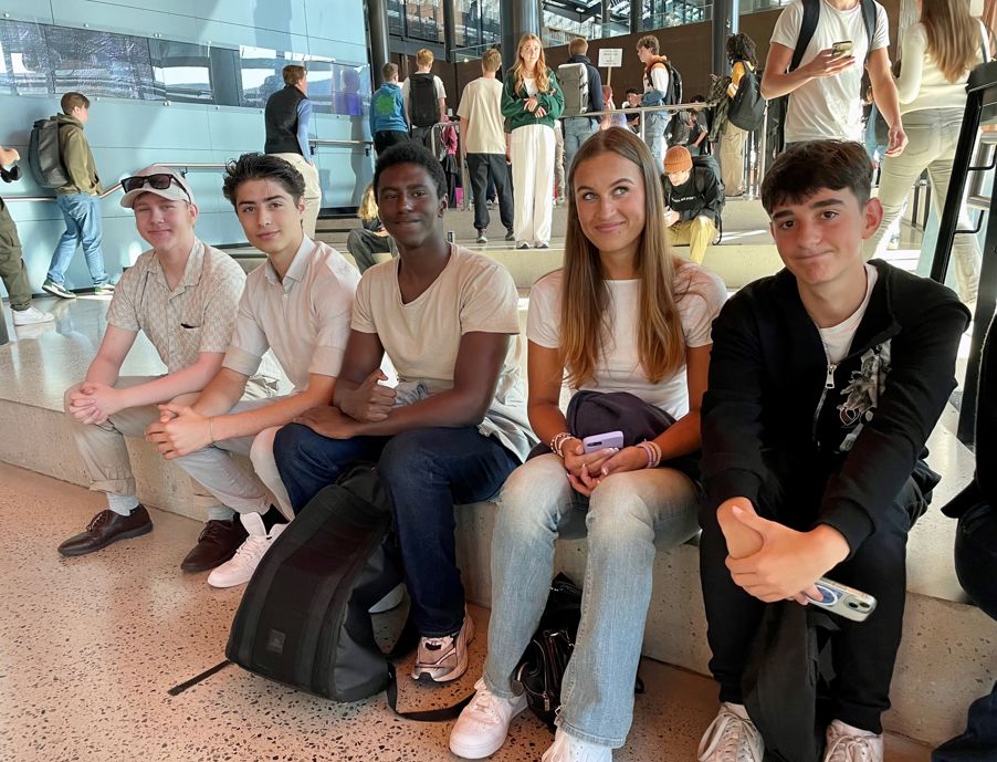 Foto: Venner og bekjente som skal starte på mange forskjellige utdanningsprogram Venner og bekjente som skal starte på mange forskjellige utdanningsprogram