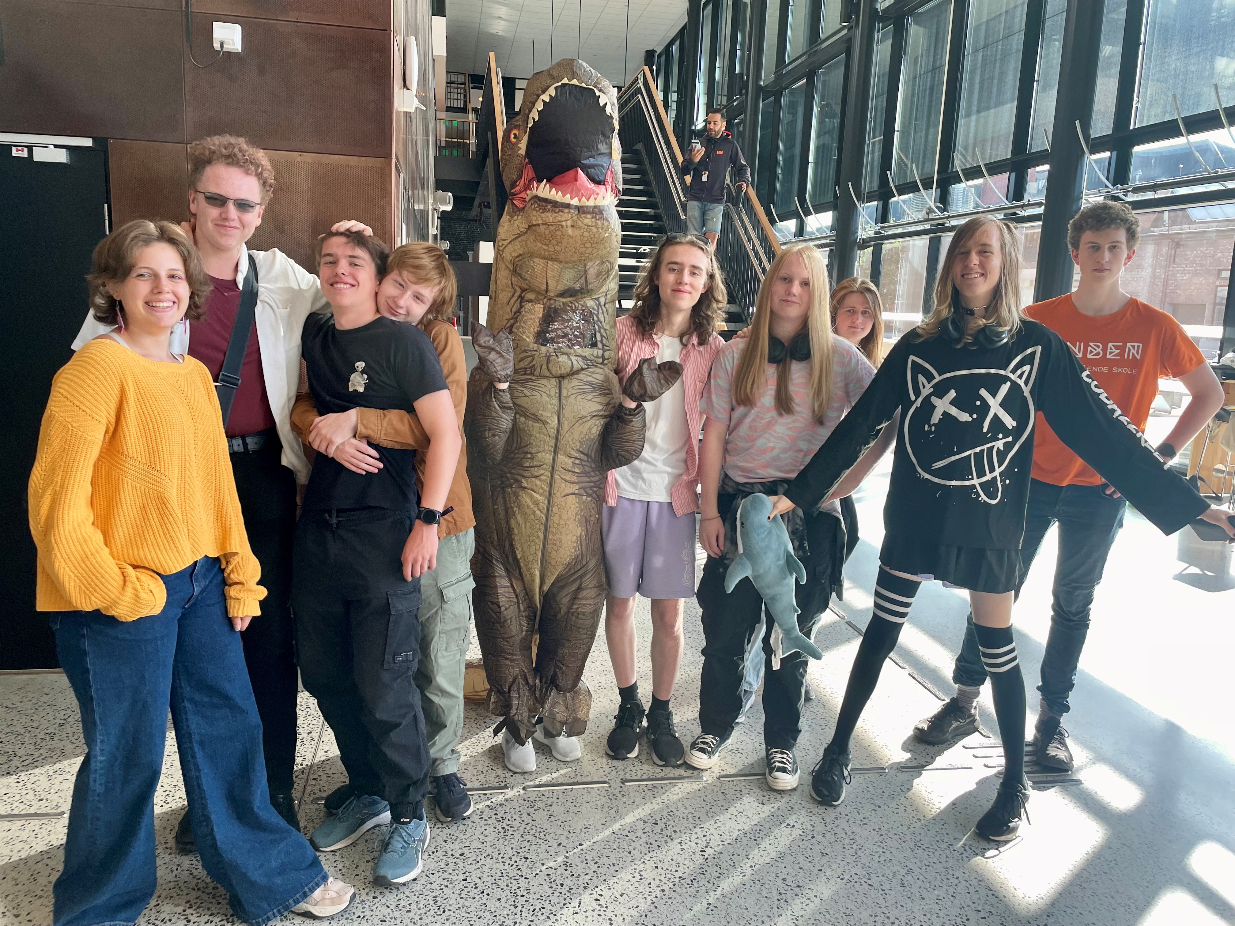 Vg2 IM med venner var glade for å se hverandre igjen etter ferien