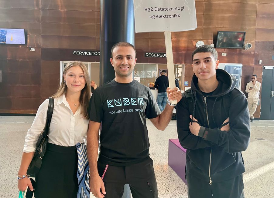 Foto: Maria og Yehia med Vg2 datateknologi og elektronikklærer Husam Maria og Yehia med Vg2 datateknologi og elektronikklærer Husam