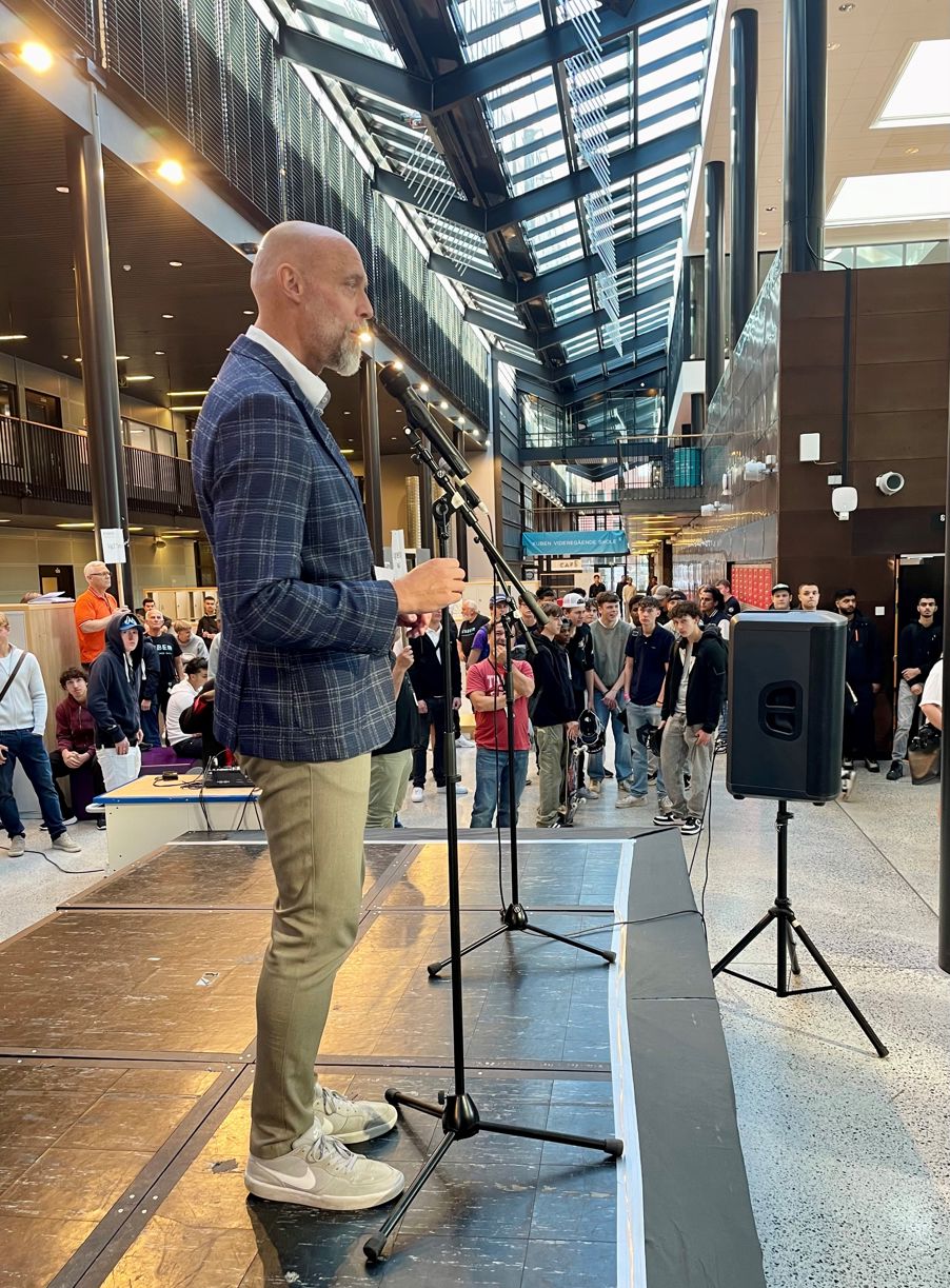 Foto: Rektor Kjell Ove Hauge ønsker Vg2 yrkesfag velkommen (tilbake) Rektor Kjell Ove Hauge ønsker Vg2 yrkesfag velkommen (tilbake)