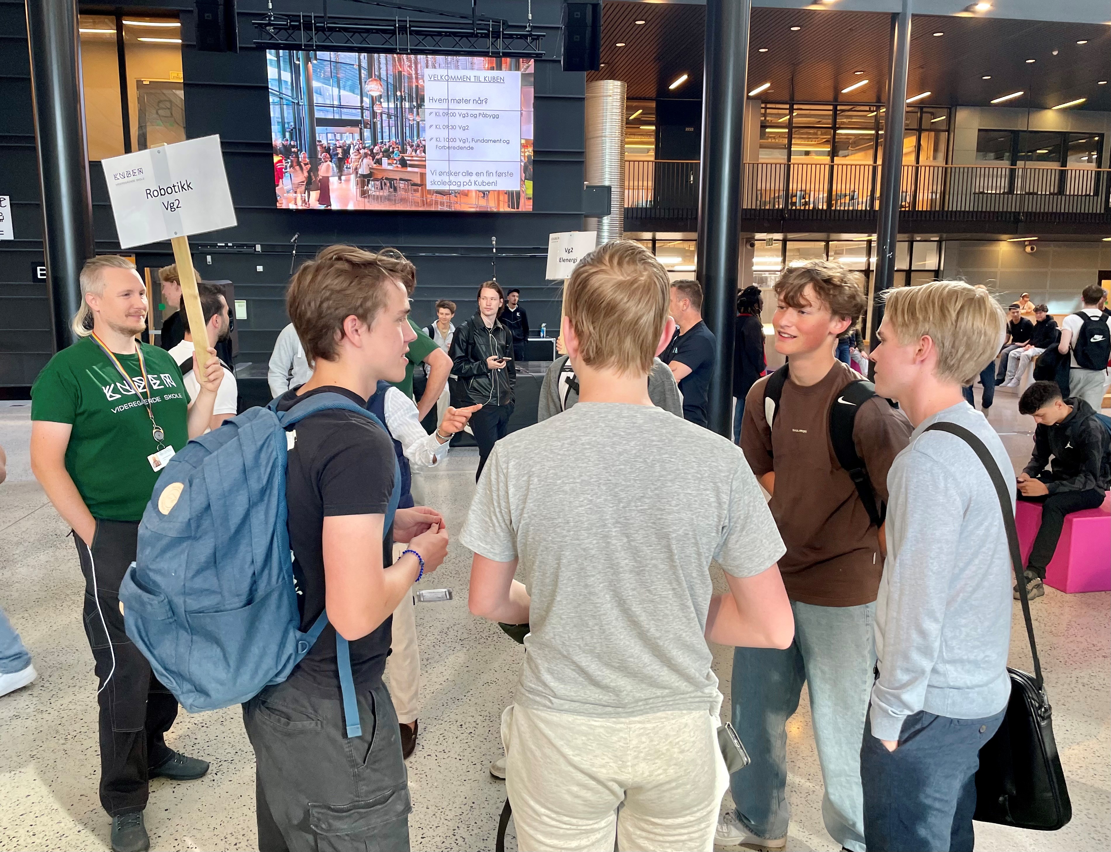 Vg2 robotikk finner hverandre etter sommerferien