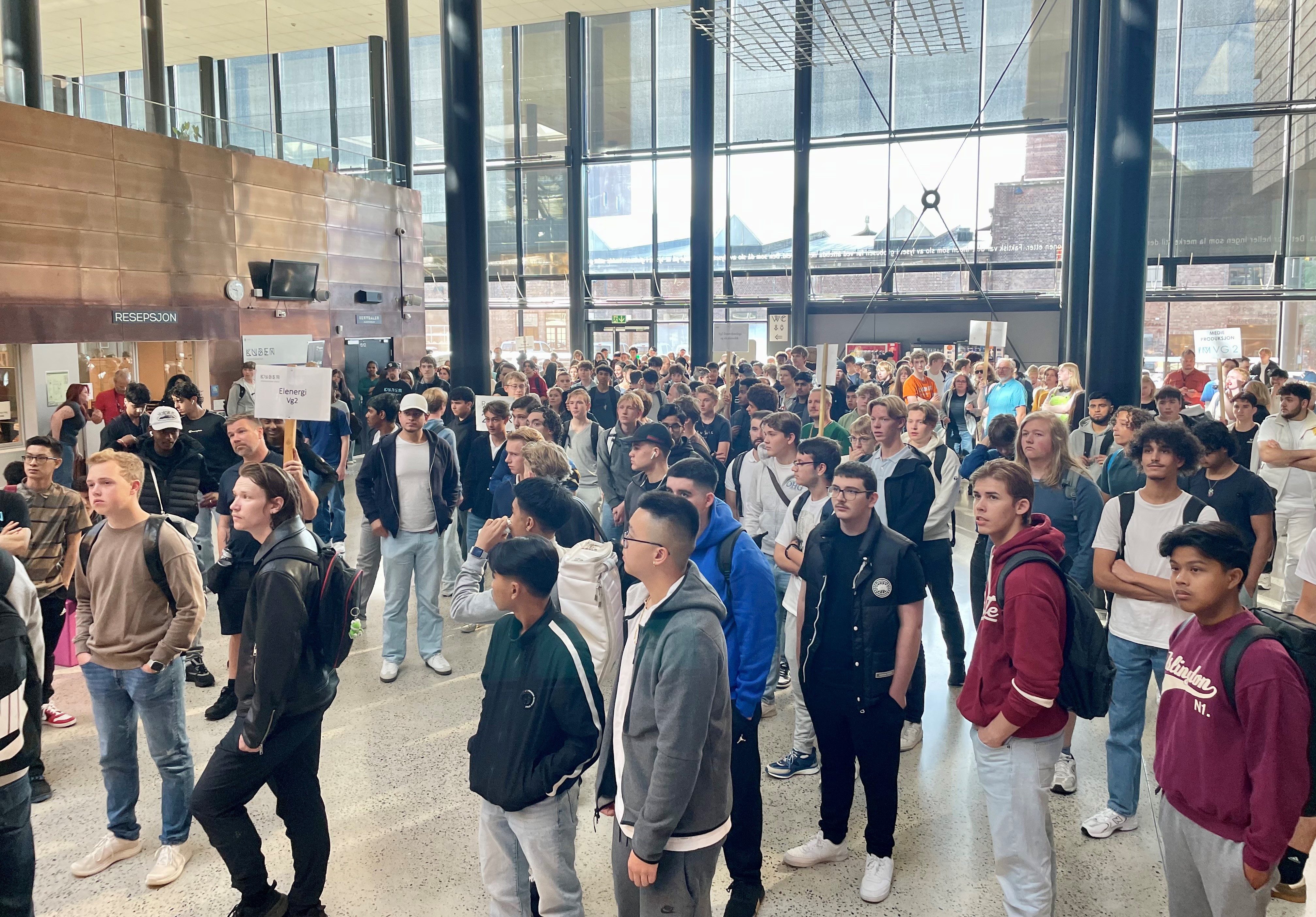 Vg2-yrkesfagelever møtes av rektor Kjell Ove Hauge