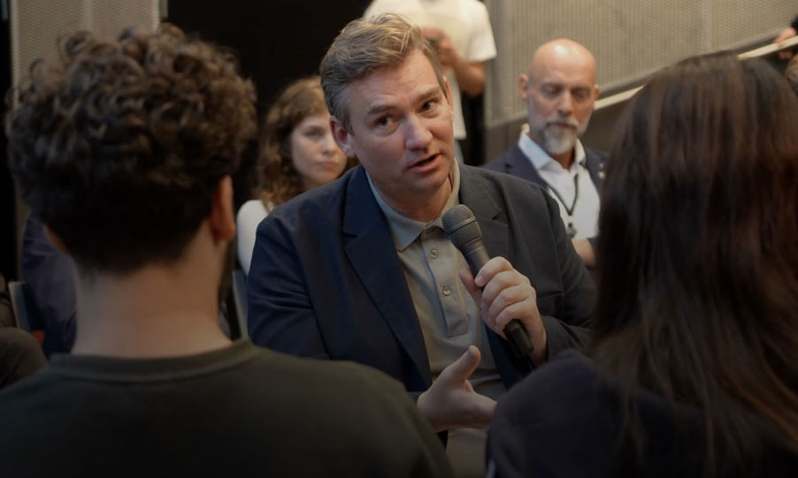 en person som snakker inn i en mikrofon