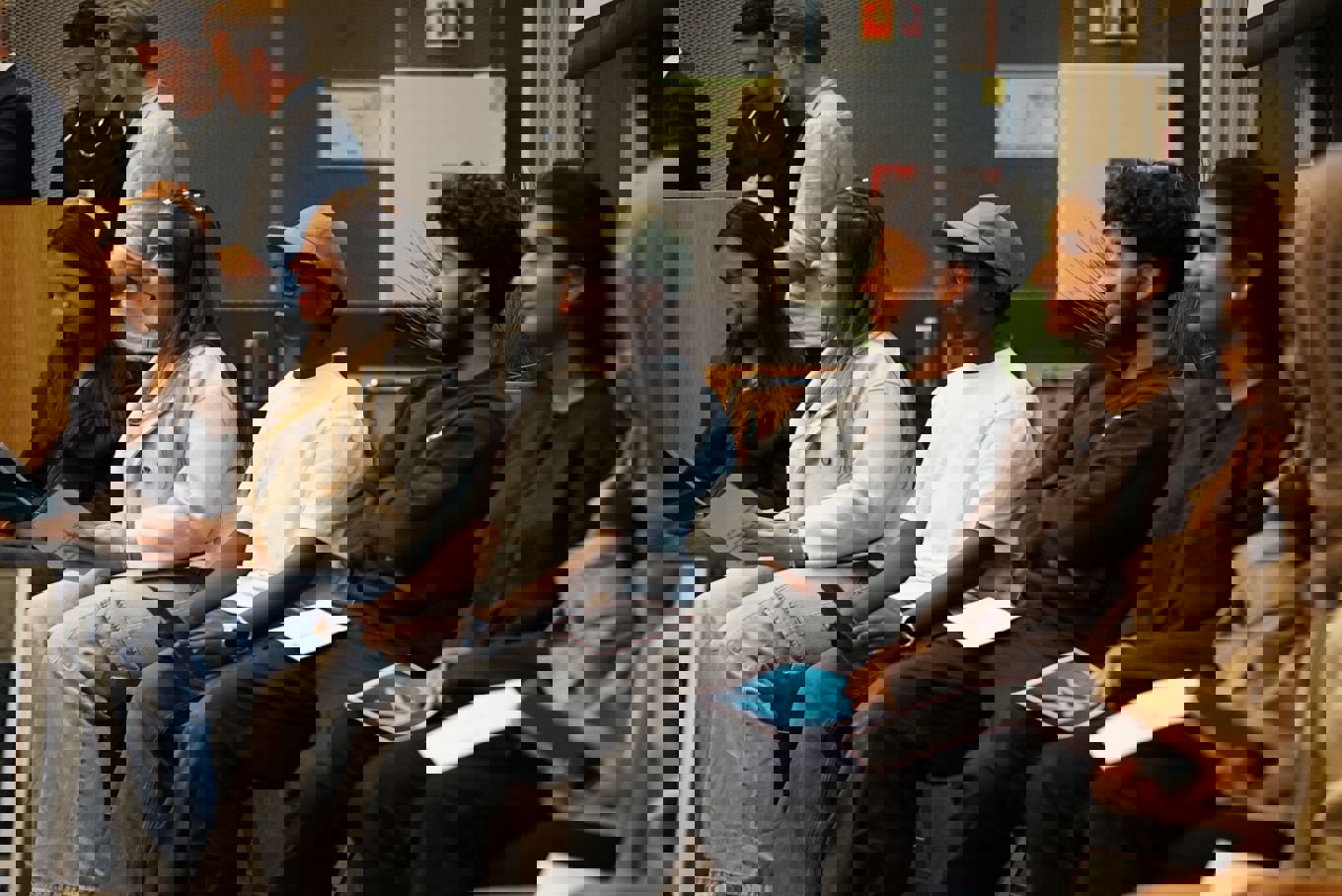 en gruppe mennesker som sitter i et rom