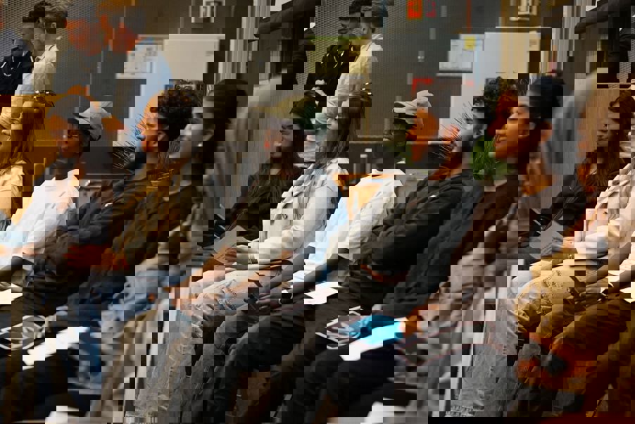 en gruppe mennesker som sitter i et rom