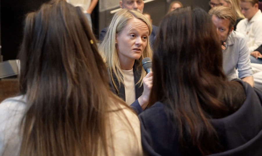 en person som snakker inn i en mikrofon