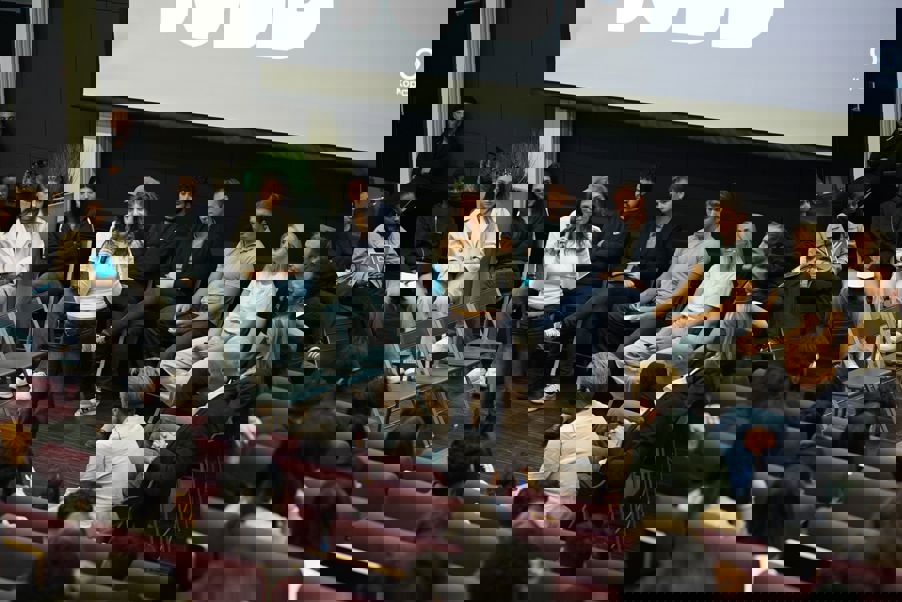 en gruppe mennesker som sitter i stoler