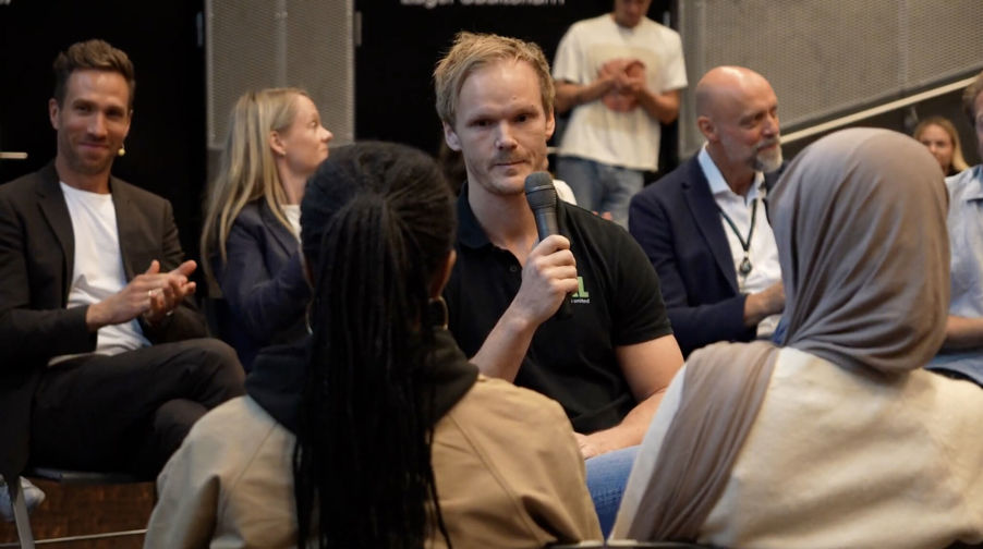 en person som snakker inn i en mikrofon