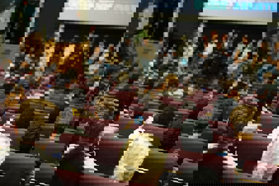 en gruppe mennesker som sitter i et rom