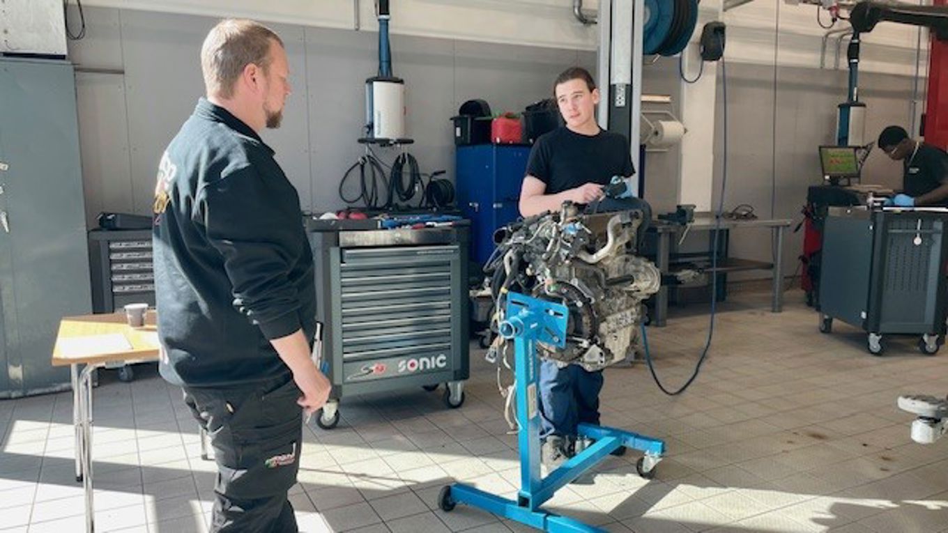 Foto: Kuben en person som jobber på en maskin