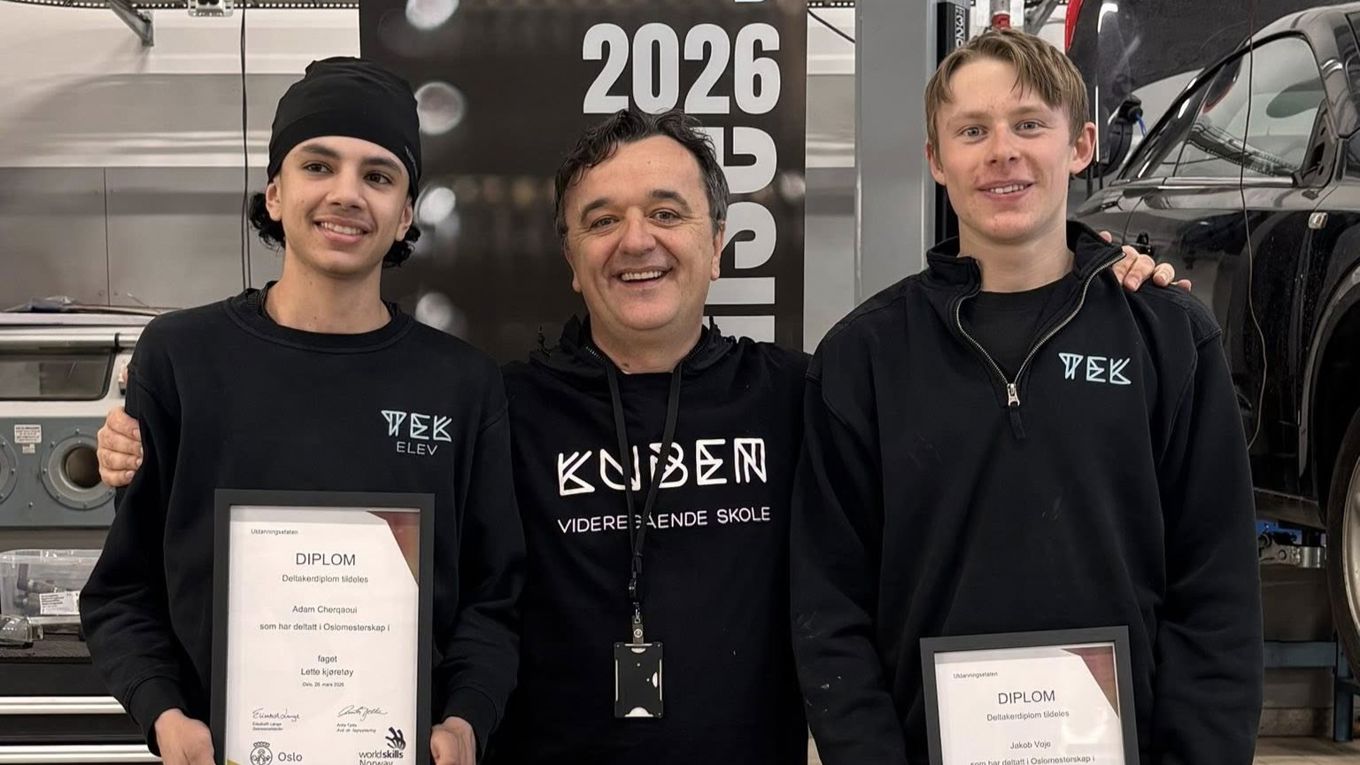 en gruppe menn med sertifikat