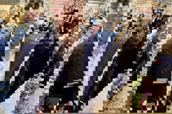 Bayram Ahmetaj med blomster og medaljen