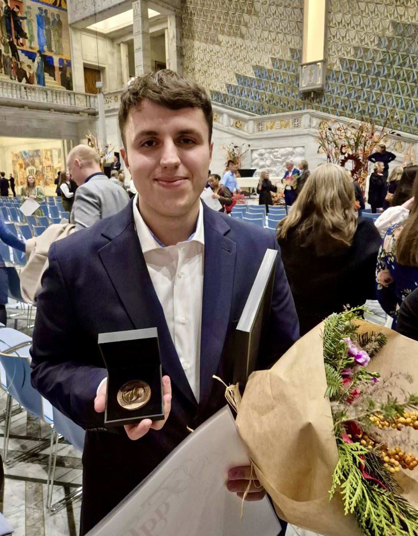 Bayram Ahmetaj med blomster og medaljen