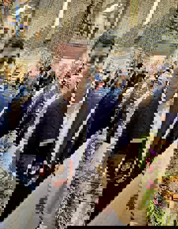 Bayram Ahmetaj med blomster og medaljen