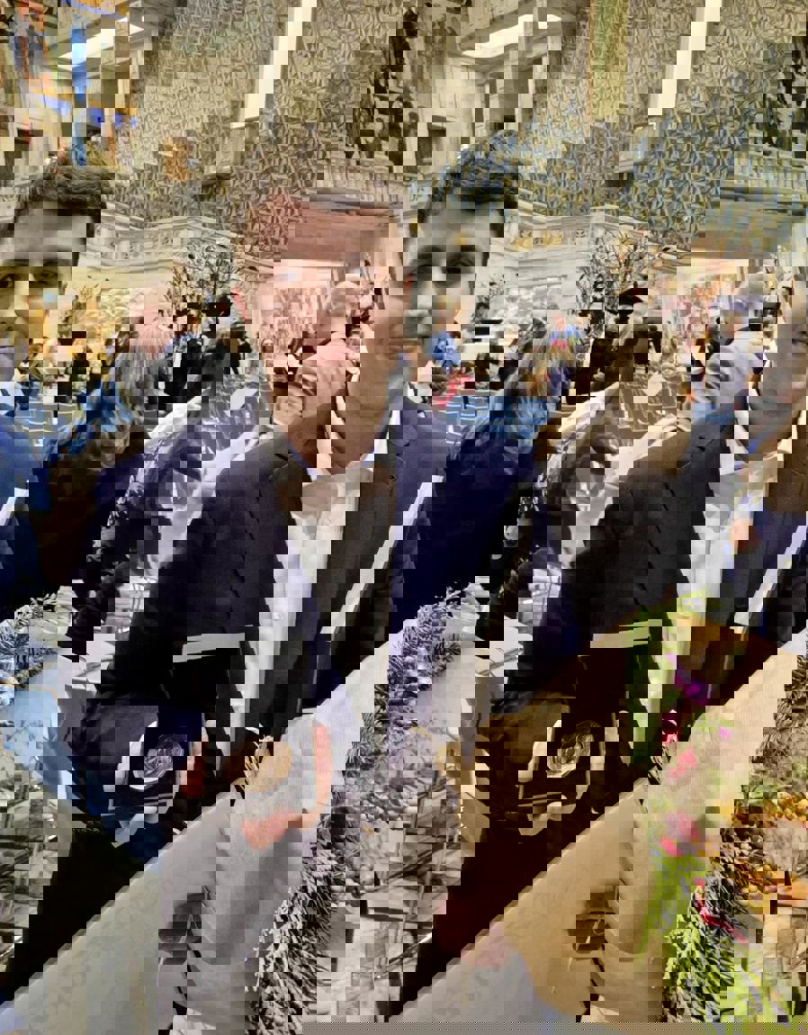 Bayram Ahmetaj med blomster og medaljen