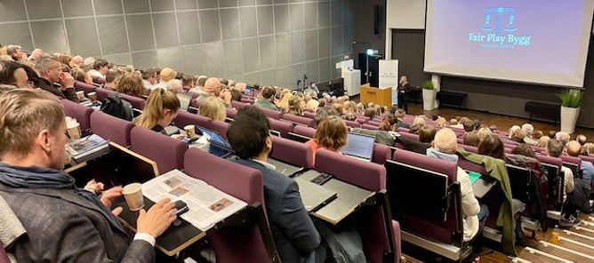 Foto: Full konferansesal på Kuben en gruppe mennesker som sitter i et forelesningssal