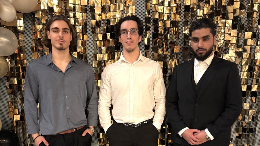 Foto: Gutta på ball en gruppe menn poserer for et bilde