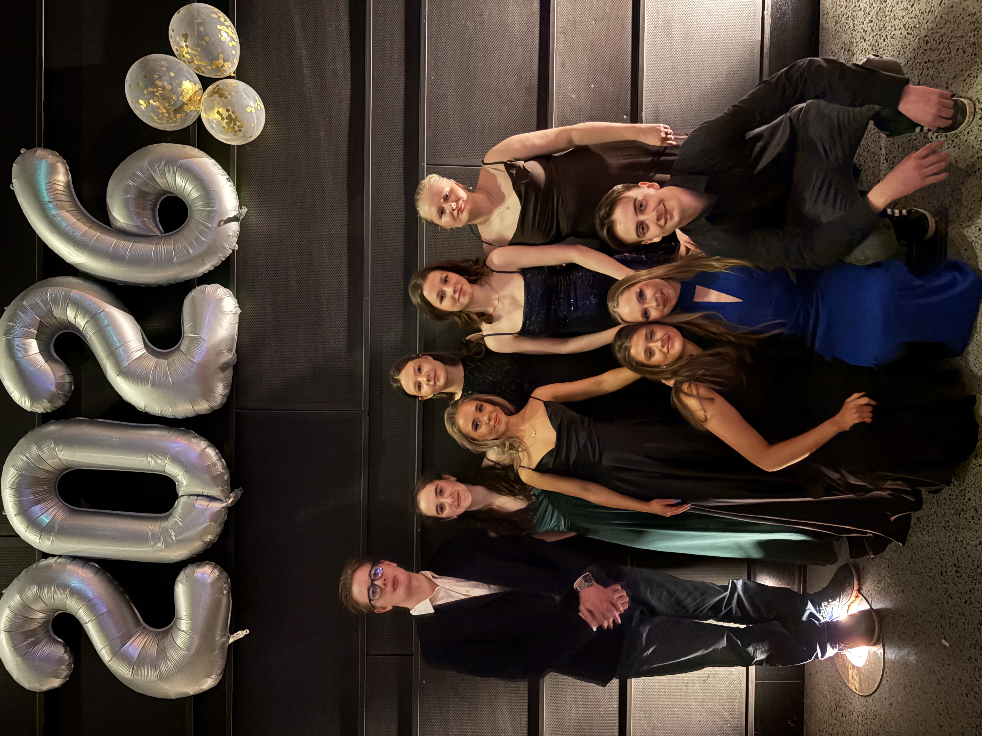 en gruppe mennesker som poserer for et bilde