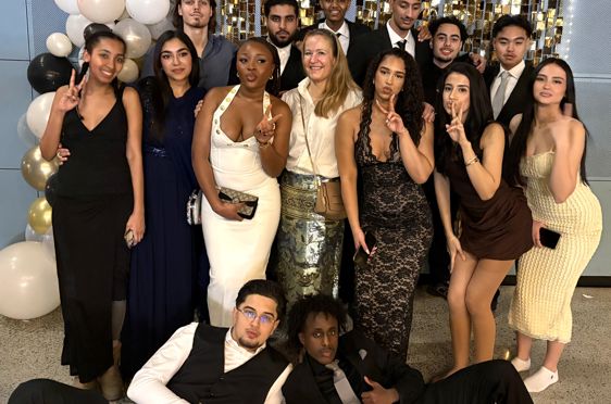 en gruppe mennesker som poserer for et bilde