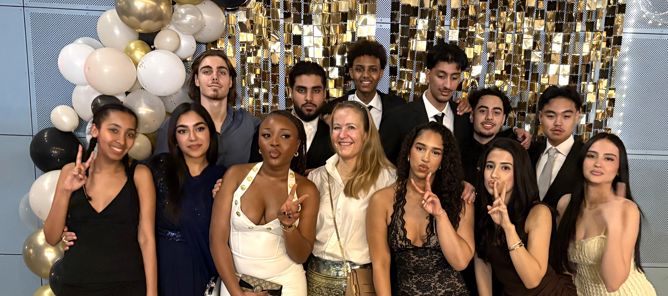 Foto: Lærer Charlotte med 3STC en gruppe mennesker som poserer for et bilde