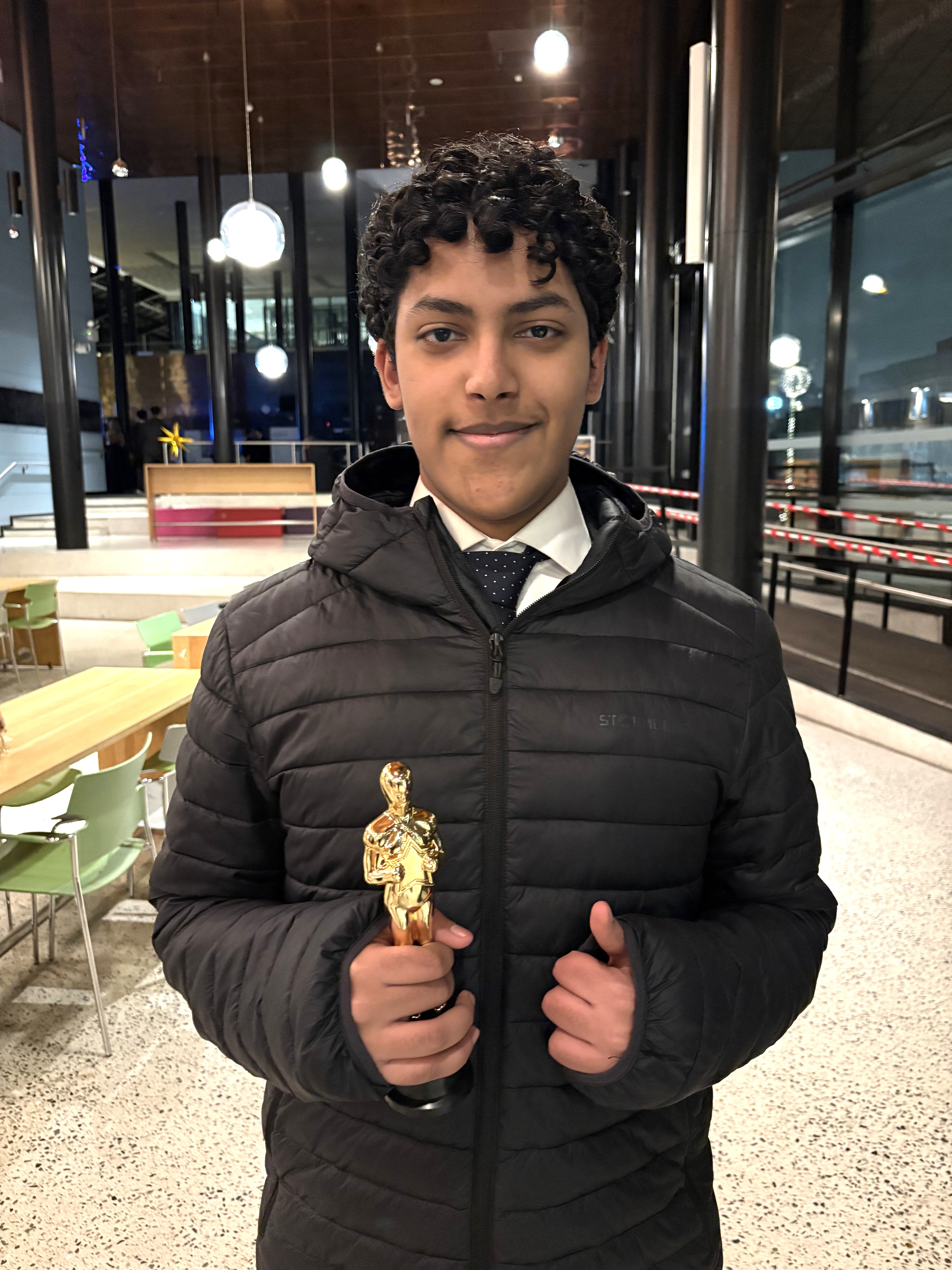 en person som holder et trofé