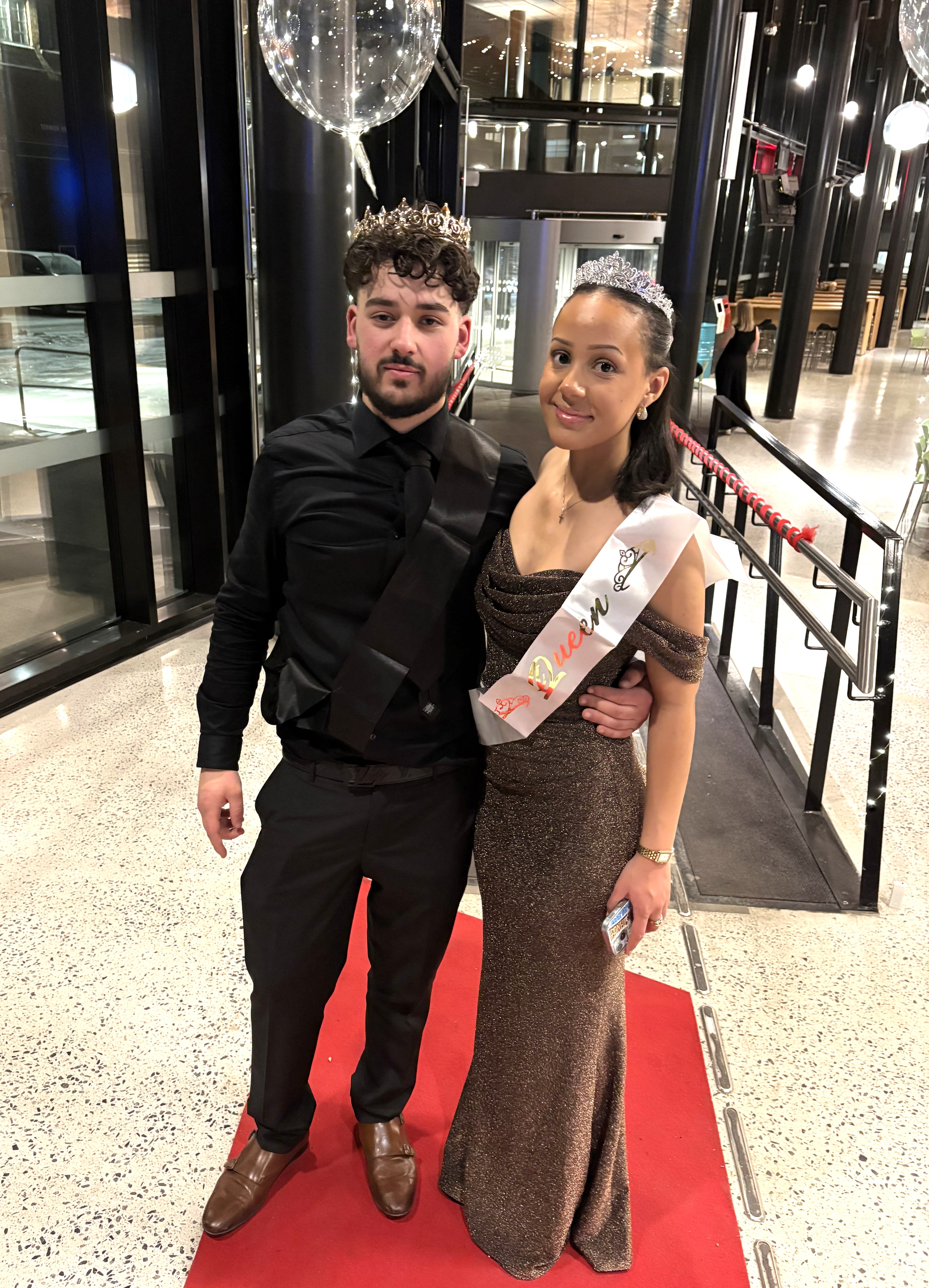 En person og en person som poserer for et bilde