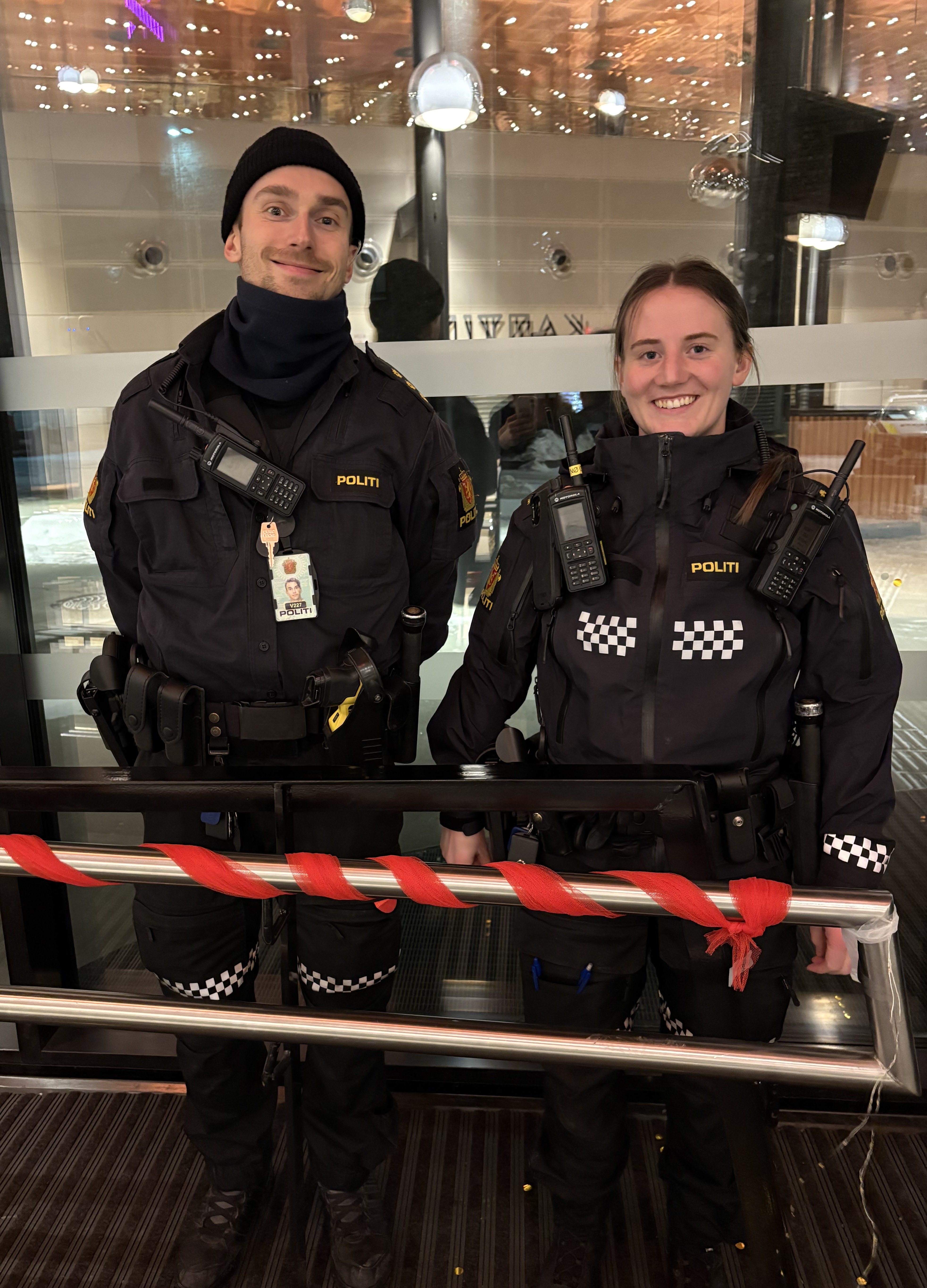 En person og en person i uniform