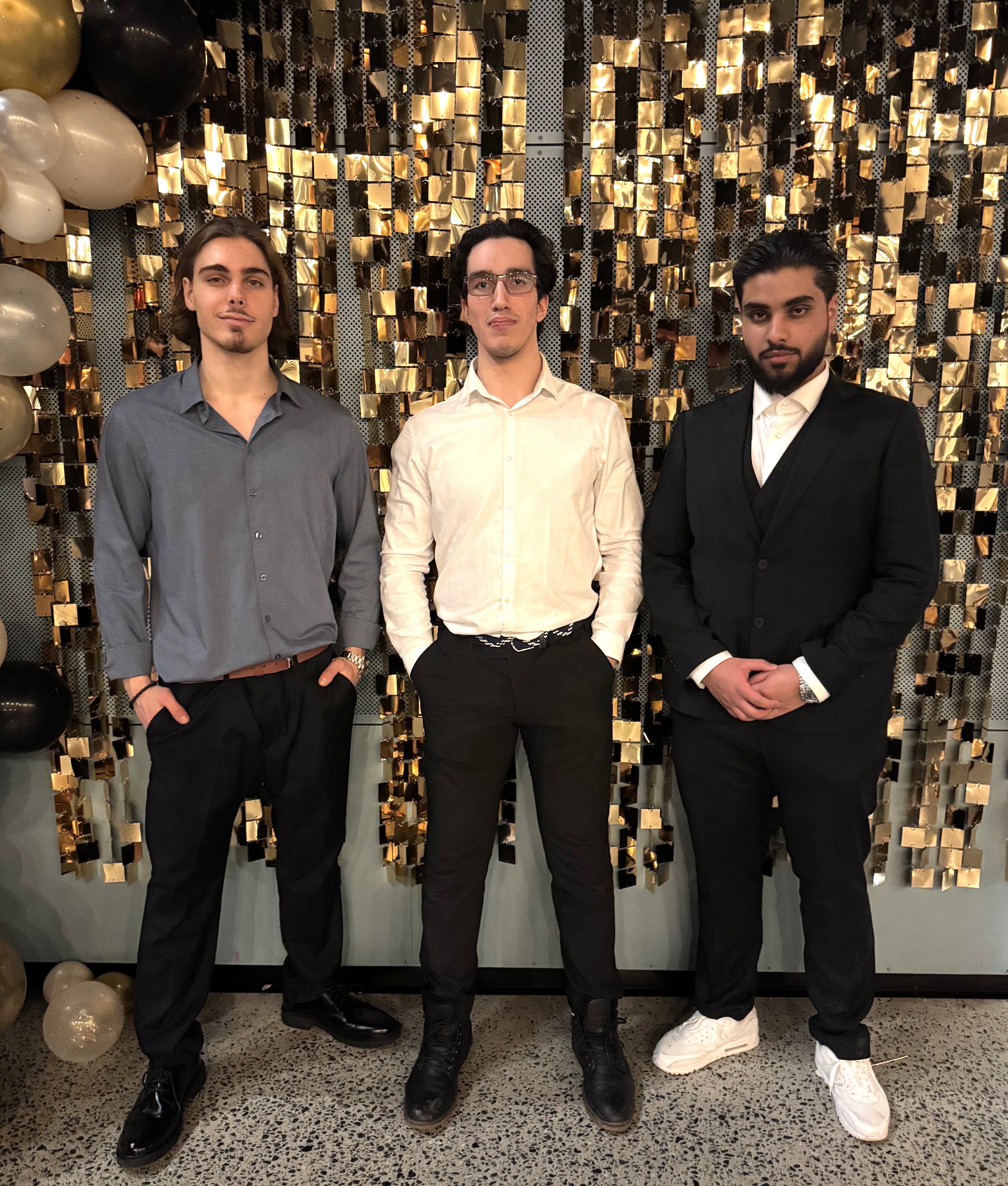 en gruppe menn poserer for et bilde