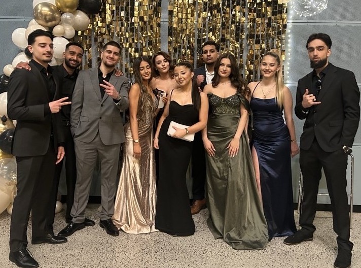 en gruppe mennesker som poserer for et bilde