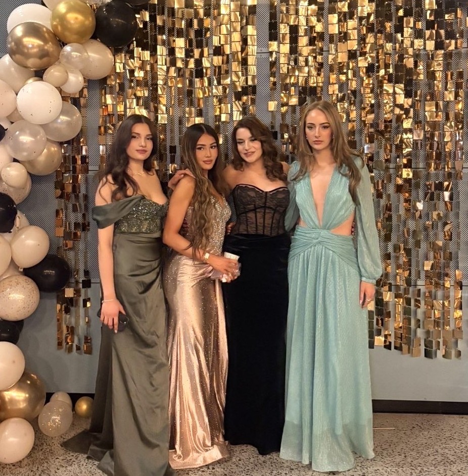 En gruppe personr som poserer for et bilde