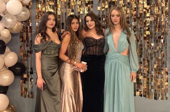 En gruppe personr som poserer for et bilde