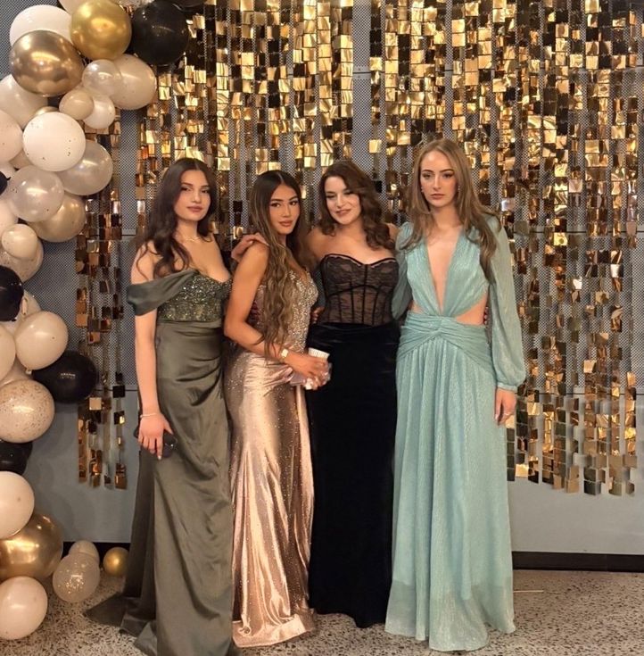 En gruppe personr som poserer for et bilde