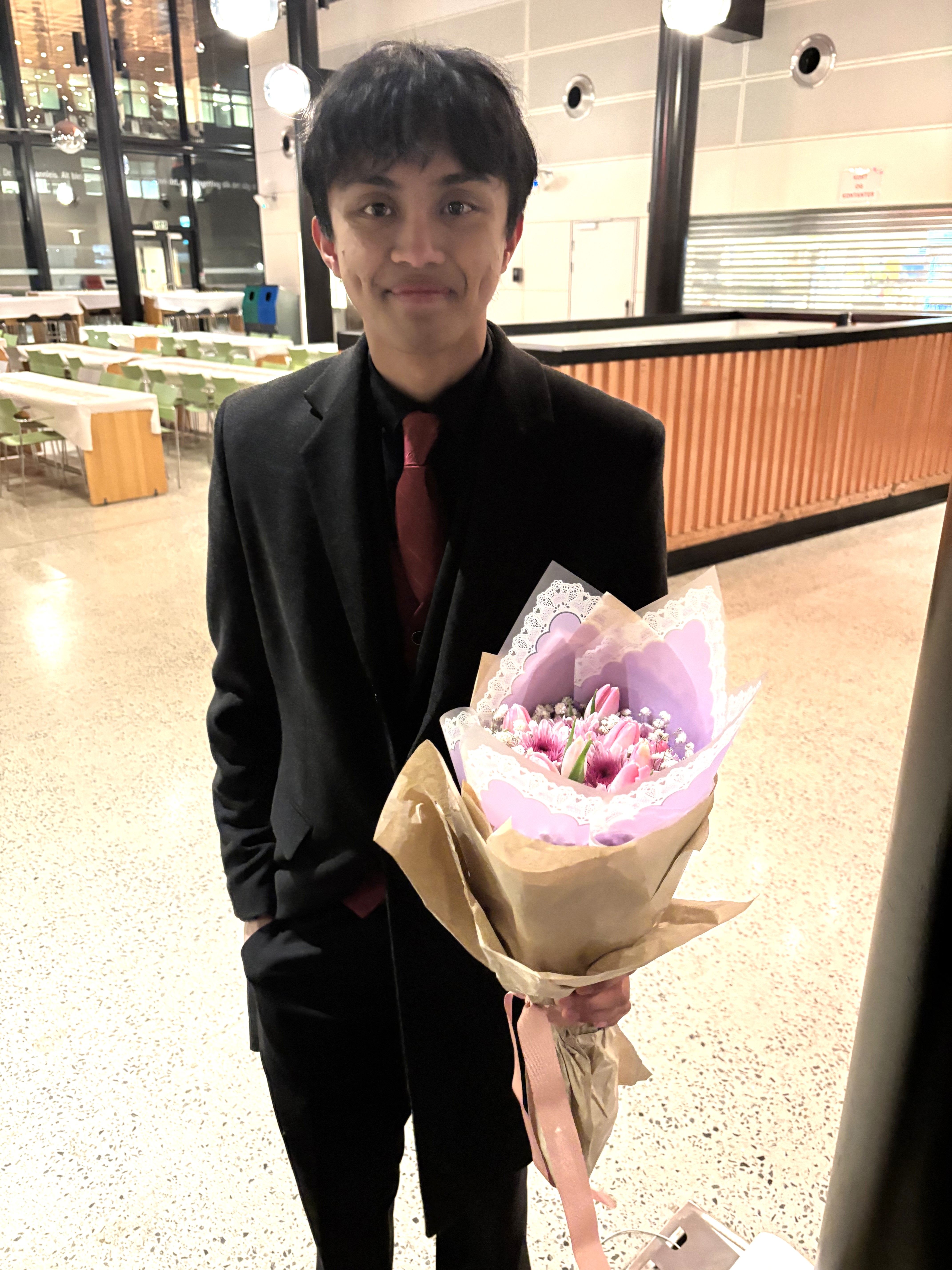 en person som holder en eske med mat