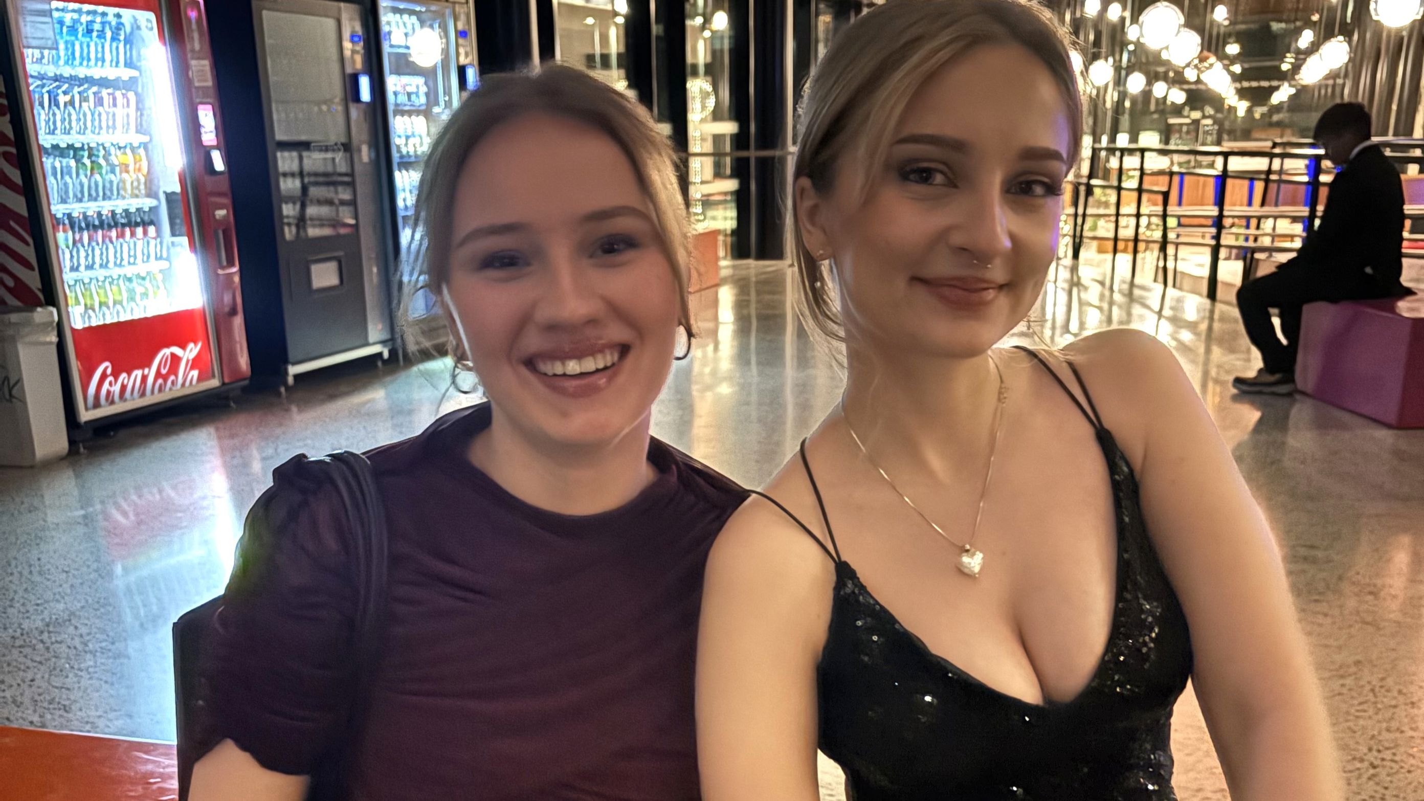 Foto: Sara og Silje 3PB to personer som poserer for et bilde