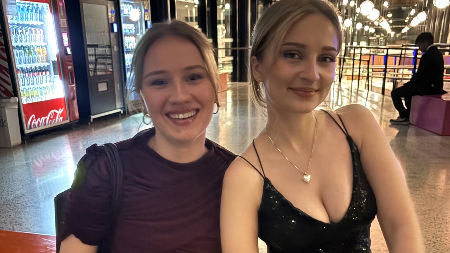 Foto: Sara og Silje 3PB to personer som poserer for et bilde