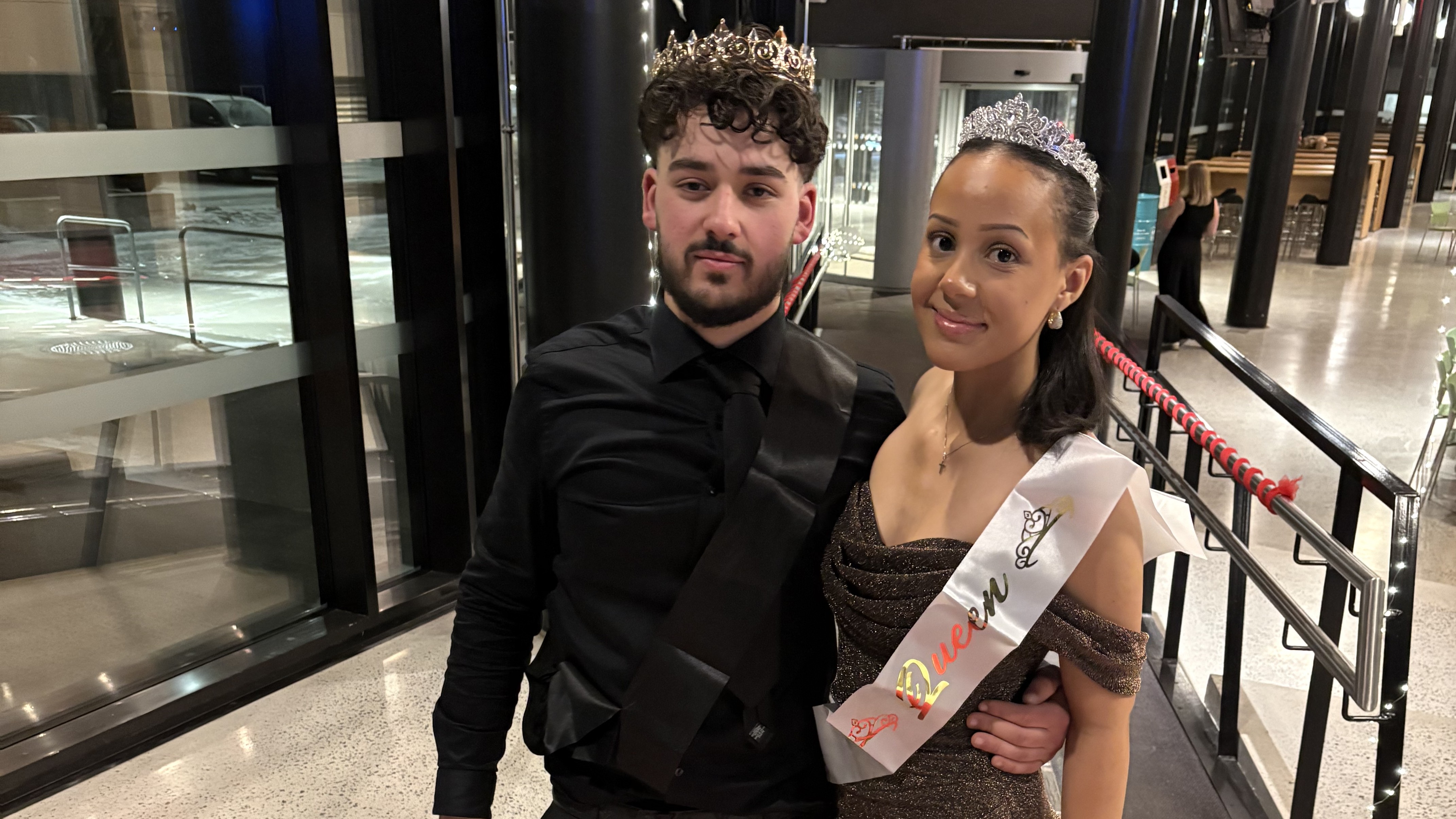 En person og en person som poserer for et bilde