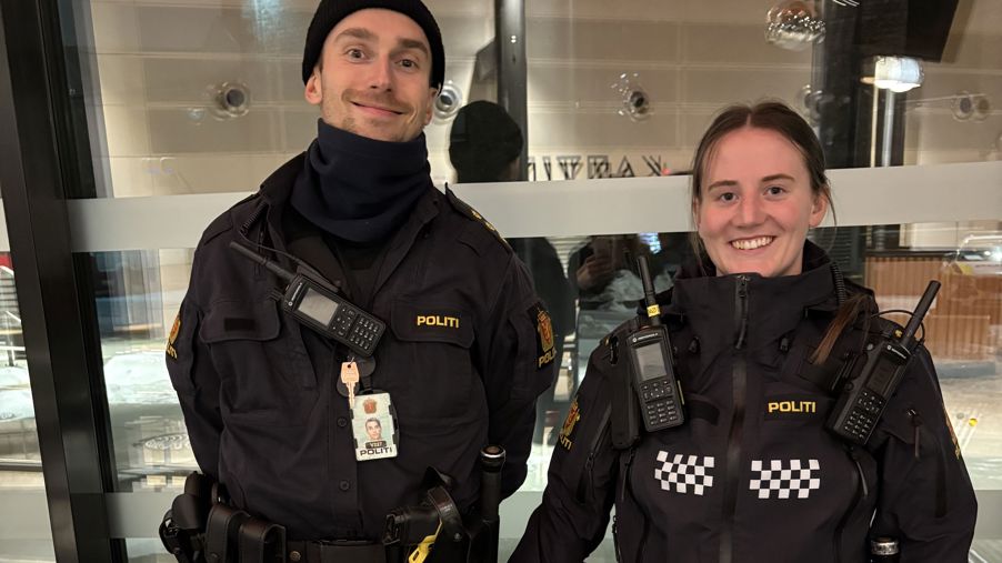 Foto: Politiet hygget seg også to personer i politiuniformer