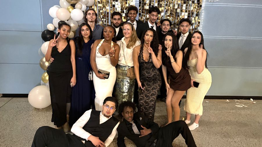 Foto: 3STC med lærer Charlotte klasse elever med lærer