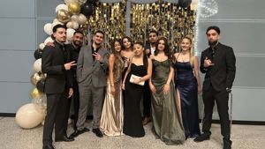 en gruppe mennesker som poserer for et bilde