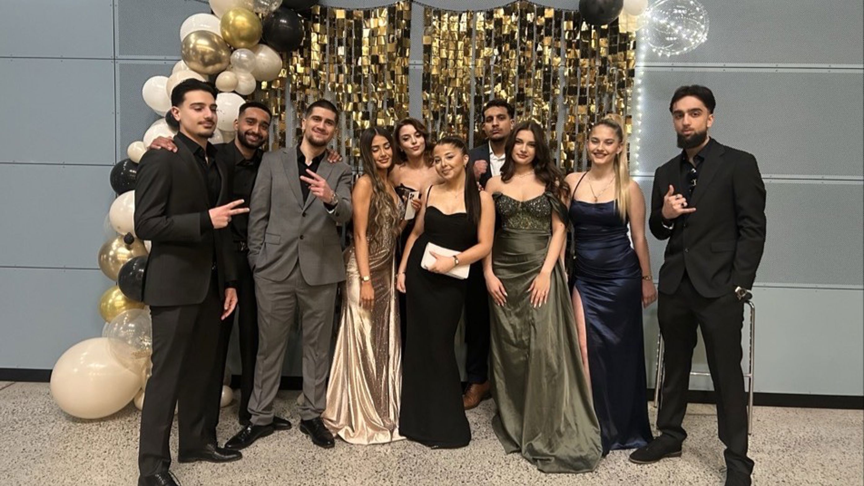 Foto: Elever på ball en gruppe mennesker som poserer for et bilde