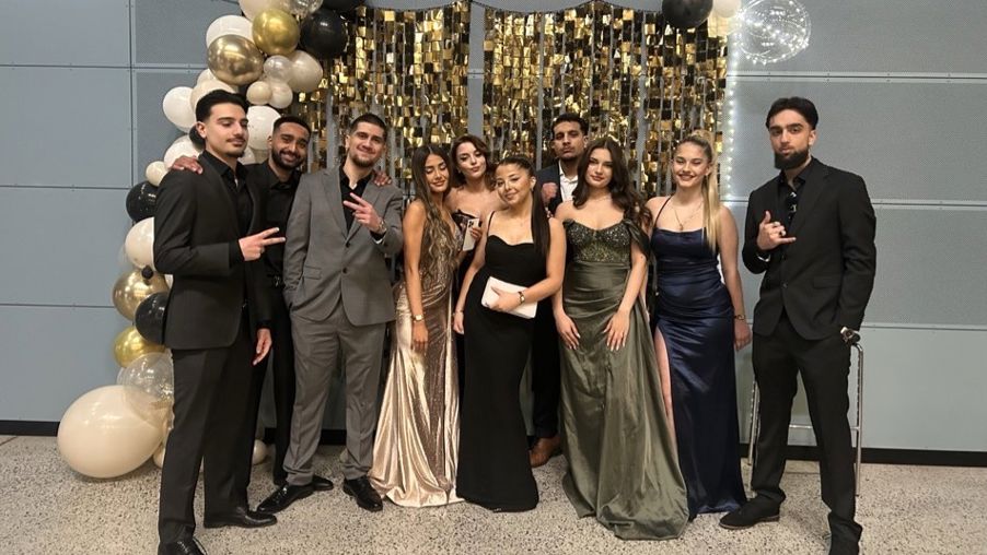 Foto: Elever på ball en gruppe mennesker som poserer for et bilde