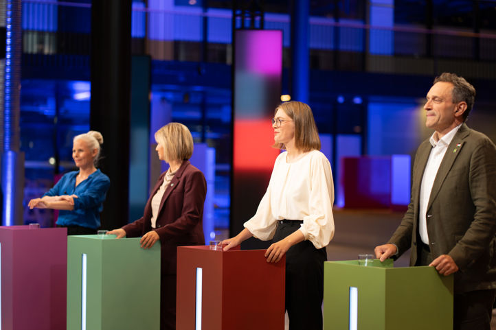 noen få mennesker som står på et podium